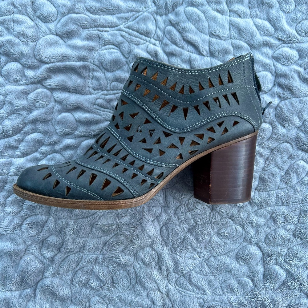 GUC Sofft Laser-Cut Heeled Ankle Boot size 8 - Picture 4 of 10